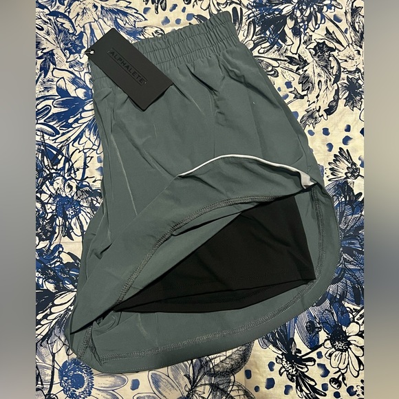 Alphalete Varsity Stride Short with Liner - Grey - Picture 4 of 5